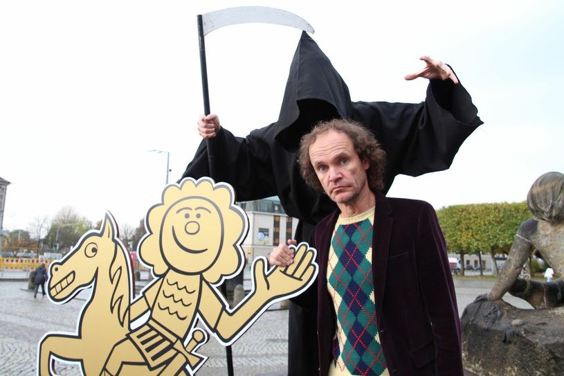 Olaf Schubert wird vom Tod bedrängt. Zum Glück nur für ein Lichtbild im Vorfeld der Dresdner Humorfestspiele. Foto: Schramm