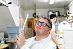 Bäckermeister Sebastian Riedel hat schon mal den Zollstock herausgeholt. Einer wird für sein Vorhaben nicht reichen. Foto: Schramm