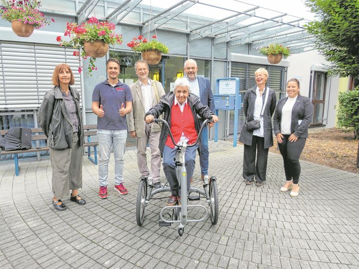 Einrichtungsleiterin Gudrun Waldheer probierte das neue Therapie-Dreirad gleich mal aus. Das Probefahren machte Spaß, wie sich unschwer erkennen lässt.