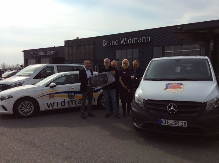 V.l.: Jens Bergk (GF der Autohaus Widmann GmbH), Falko Obenaus (GF der Stahl Riesa Sport GmbH), Dietmar Schubert (Marketing und Sponsorengewinnung der Stahl Riesa Sport GmbH), Simone Panitz (Marketingleiterin Autohaus Widmann GmbH) sowie Bernd Kalies (Vorstandsmitglied der Stahl Riesa Sport GmbH). Foto: pm