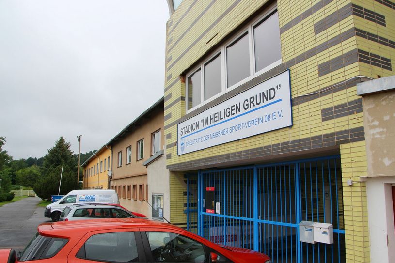 Fast gegenüber der Pestalozzi Oberschule wird  im Stadion »Heiliger Grund« - im hinteren Teil des Stadiongebäudes (Fassadenanstrich in Organge) - derzeit alles für die Schüler vorbereitet. Foto: Farrar