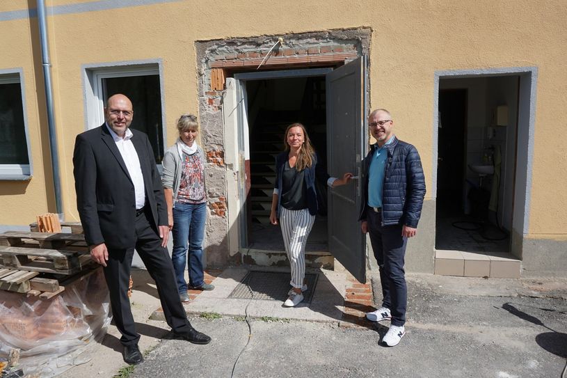 Herzlich Willkommen - Oberbürgermeister Olaf Raschke, Projektleiterin Birgit Scholz, Familienamtsleiterin Katrin Nestler und André Pohlenz, Schulleiter der Pestalozzi-Oberschule, vor dem im Umbau befindlichen ehemaligen Lehrlingswohnheim. Hier können in Kürze die Schüler des neuen Bildungsprofils einziehen. Foto: Stadt Meißen