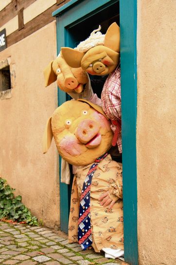 Mit dem Stück „Drei kleinen Schweinchen“ unterhalten die Puppenspieler Hanno Wukasch und Thomas Herbst die kleinen Besucher ab drei Jahren am ersten Adventswochenende. Foto: Annette Lindackers