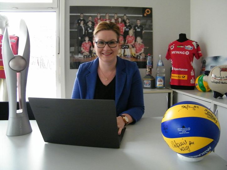 Sandra Zimmermann in ihrem Büro gegenüber der Margon Arena. Foto: Jancke