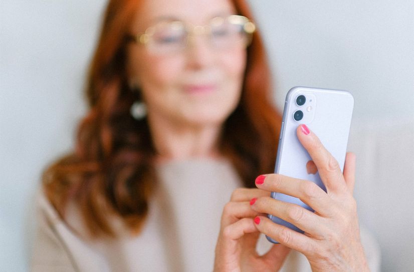 Zielsetzung des Projekts ist es, Berührungsängste mit digitalen Medien abzubauen, grundlegende Fragen zur Bedienung zu klären und alltagspraktisches Wissen in Bezug auf Smartphone und Tablet-PC zu vermitteln. Bis zum Jahresende soll auf diesem Wege ein dichtes Netz aus niedrigschwelligen Hilfsangeboten in Sachsen geschaffen werden.
