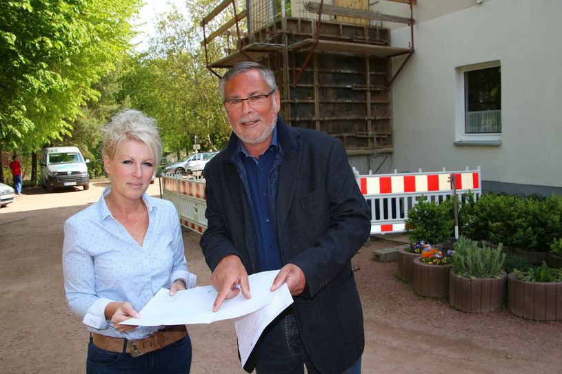 SoPro-Geschäftsführerin Christine Hauke und Vorstandsvorsitzender Jürgen Vater freuen sich über die Umbauten am Hauptsitz der Stiftung an der Nossener Straße 46. Die oberen Räume im Gebäude werden barrierefrei.                         Foto: Farrar