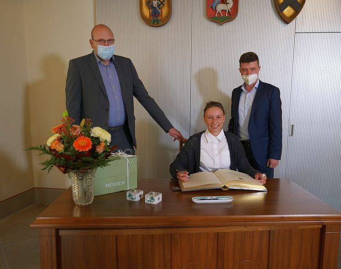 Andrea Herzog trägt sich ins Goldene Buch der Stadt Meißen ein. Mit dabei OB Olaf Raschke (l.) und BM Markus Renner. Foto: Statd Meißen