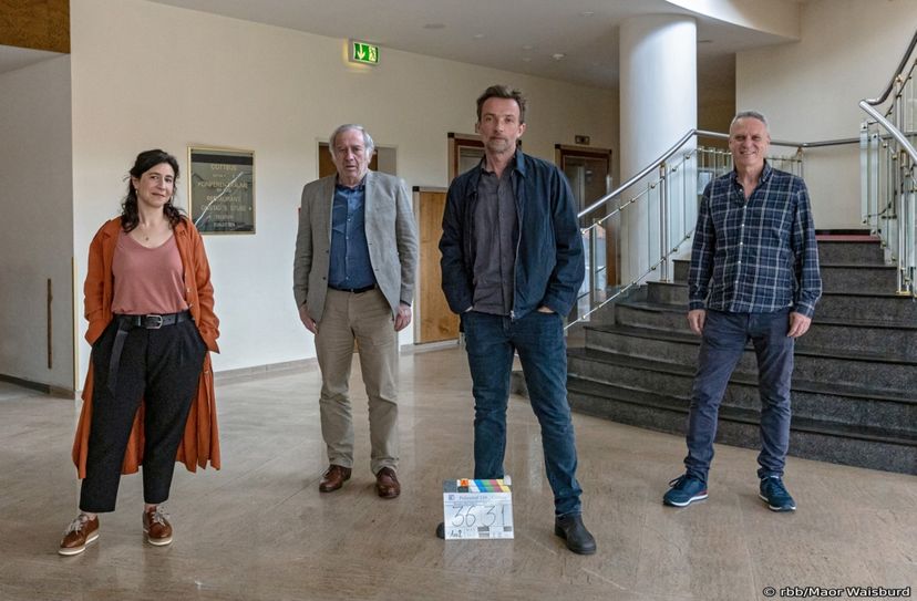 Am 30. Juni 2021 fiel die letzte Klappe für den neuen „Polizeiruf 110: Cottbus“ des Rundfunk Berlin-Brandenburg (rbb). Michael Bäuml schrieb das Drehbuch, Dror Zahavi führte Regie. Die Dreharbeiten hatten Anfang Juni in Cottbus begonnen, weitere Drehorte waren Slubice, Frankfurt (Oder) und Berlin. Die Schauspieler: Orit Nahmias, Dov Glickman, Lucas Gregorowicz und Regisseur Dror Zahavi.Foto: rbb/ Maor Waisburd