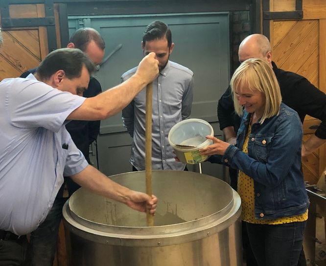 Mitarbeiter von Brauerei und Kulturservicegesellschaft beim Einmaischen des Festbieres. Foto: Görlitzer Kulturservicegesellschaft mbH