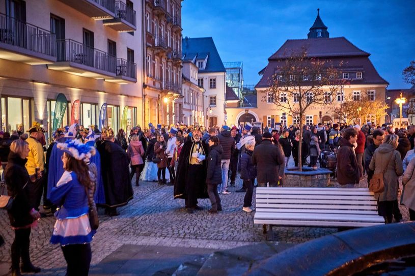 Faschingsauftakt auf dem Markt in Bad Schandau: Eine Corona-Streife kam am Samstag in Bedrängnis. Foto: Marko Förster