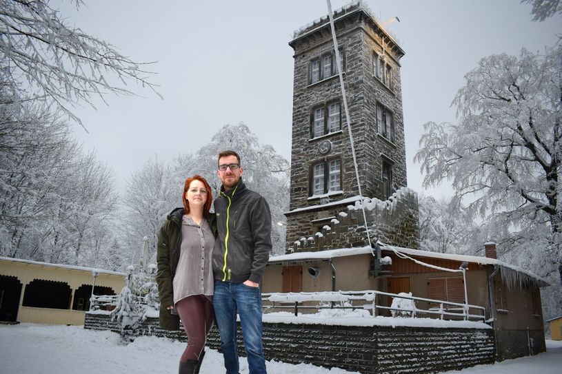 Die neuen Pächter der Valtenbergbaude, Vanessa und Romano Porsche, haben viele Pläne und Ideen für die Gaststätte. Fotomontage: spa
