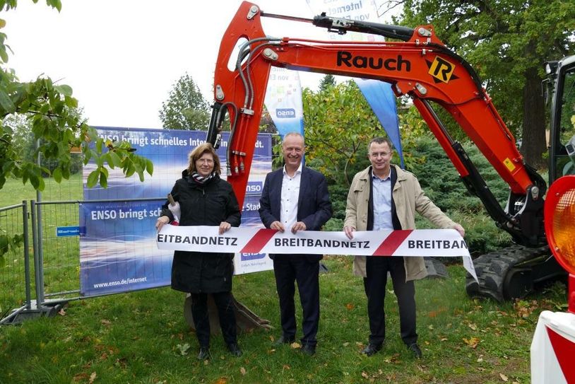 Erster Baggerhub der Enso in Löbau/OT Wohla (v.l.n.r.): Heike Zettwitz (Dezernentin des Landkreises Görlitz), Dr. Jens Albrecht (Referatsleiter Digitale Infrastruktur im SMWA) und Dr. Steffen Heine (Geschäftsführer von Enso Netz). Foto: Landratsamt Görlitz