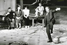 Das Schauspielensemble an der Seite der Cottbuser - Volker Brauns Übergangsgesellschaft sorgte für heftige Diskussionen. Foto: Staatstheater Cottbus