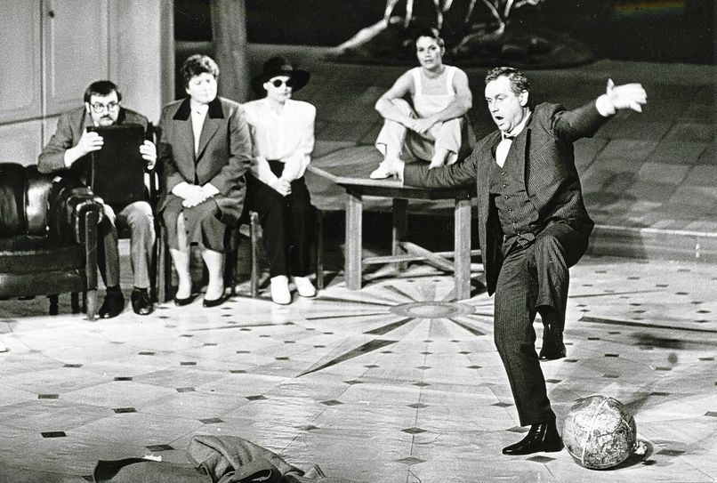 Das Schauspielensemble an der Seite der Cottbuser - Volker Brauns Übergangsgesellschaft sorgte für heftige Diskussionen. Foto: Staatstheater Cottbus