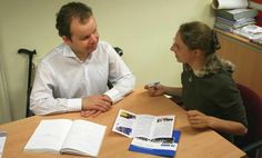 Thomas Naumann berät eine junge Frau zum barrierefreien Badumbau. Foto: LSKS