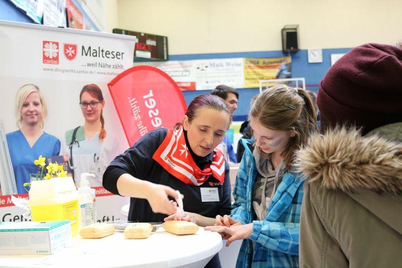 Beim Berufemarkt im Kamenzer Lessing-Gymnasium warben das Malteser Krankenhaus St. Johannes und die Malteser Altenhilfe um Auszubildende. (Ines Eifler)