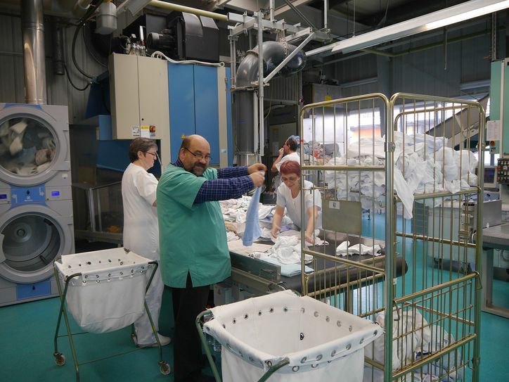 Bis zu zwei Tonnen Wäsche werden täglich in der neuen Wäscherei gewaschen. Foto: Diakonie St. Martin