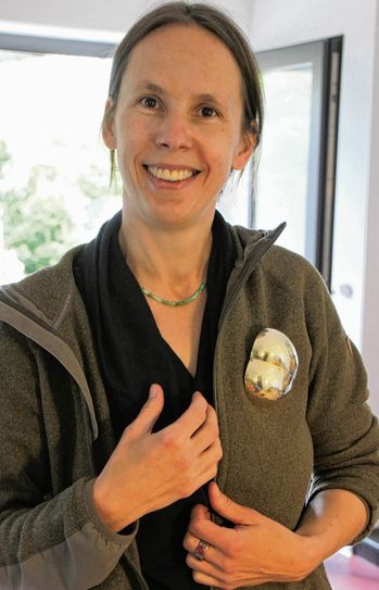 Antje Bräuer mit Gold, Eisen-Schuhkappen und Mooreiche als Schmuckmaterialien. Foto: Jürgen Weser