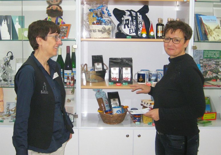 Dank Kaffeesommeliére Constanze Müller (r.) hat Riesa einen eigenen Kaffee. Heike Kandel, Leiterin der Riesa-Information ist begeistert.              Foto: Sossna