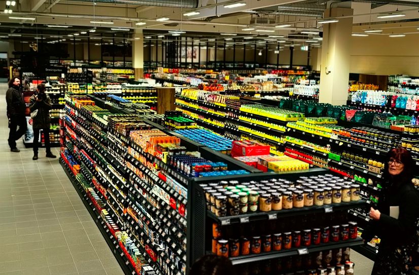 Gut 2,5 Kilometer können Kunden durch die Regalreihen laufen.