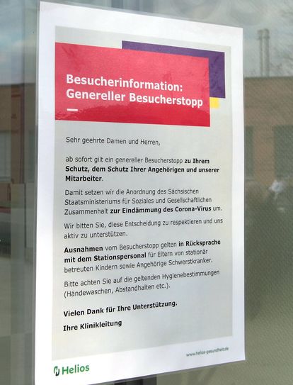 Die Klinikleitung erklärt auf dem Schild die Maßnahme. Fotos: D. Förster