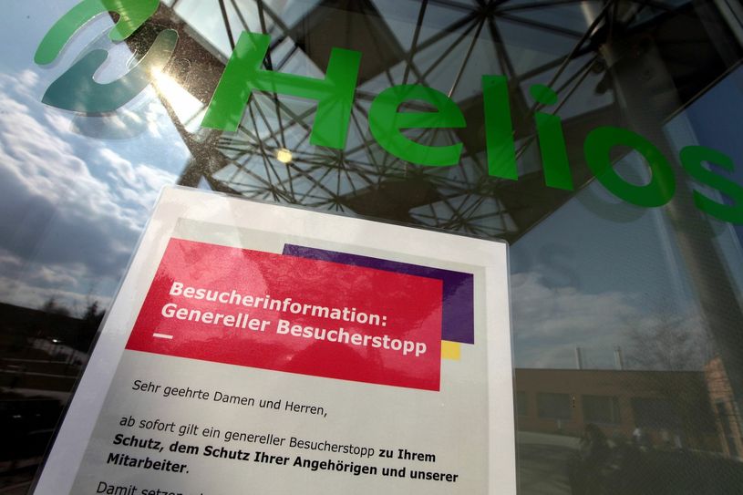 Am Klinikeingang werden Besucher unübersehbar auf das Verbot hingewiesen.