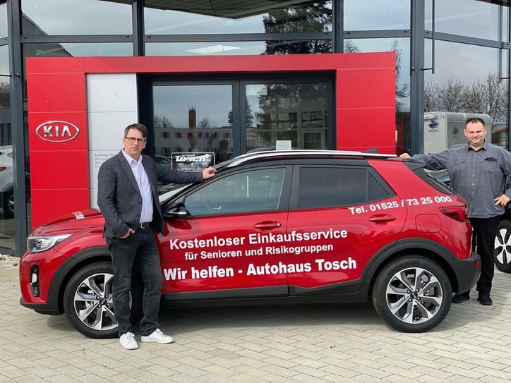 Geschäftsführer Ingo Haberland (l.) und Andreas Tosch (r.) starteten am vergangenen Wochenende mit dieser Hilfsaktion und freuen sich über die Reaktionen. - Fotonachweis: Autohaus Tosch
