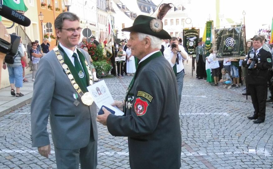 Wolfgang Griepentrog und Frank Kupfer (links), Präsidenten des Sächsischen Schützenbundes, bei der Ehrung. Foto: Sportschützenkreis Oberlausitz/Niederschlesien e. V.