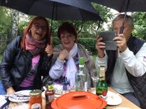 Auch Regen hält die Mieter der Hepkestraße 161 nicht vom gemeinsamen Grillen ab. Foto: Privat