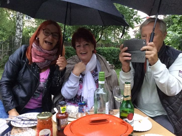 Auch Regen hält die Mieter der Hepkestraße 161 nicht vom gemeinsamen Grillen ab. Foto: Privat