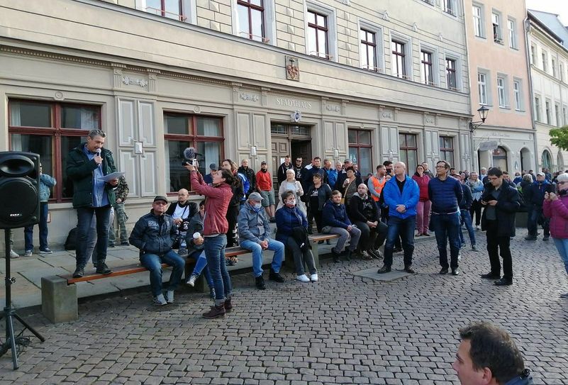 Rede des Versammlungsleiters Tim Lochner (parteilos) bei einer Demo gegen die Corona-Beschränkungen am 6. Mai auf dem Pirnaer Marktplatz. Foto: privat