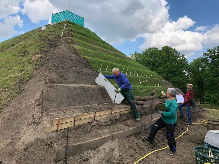 Die ehemaligen Erdstufen der Branitzer Landpyramide werden gegenwärtig nach historischem Vorbild wiederhergestellt; zum 175. Parkjubiläum im kommenden Jahr sollen alle Pyramidenseiten modelliert sein. Foto: Stiftung Branitz