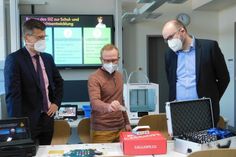 Schulleiter Uwe Hofmann, Physiklehrer Dr. Florian Simon und Kultusminister Christian Piwarz im Innovationszentrum.