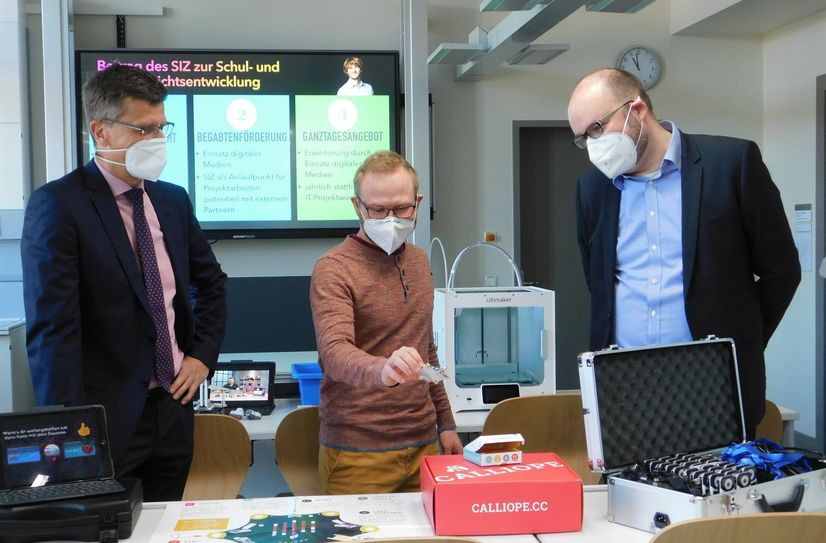Schulleiter Uwe Hofmann, Physiklehrer Dr. Florian Simon und Kultusminister Christian Piwarz im Innovationszentrum.
