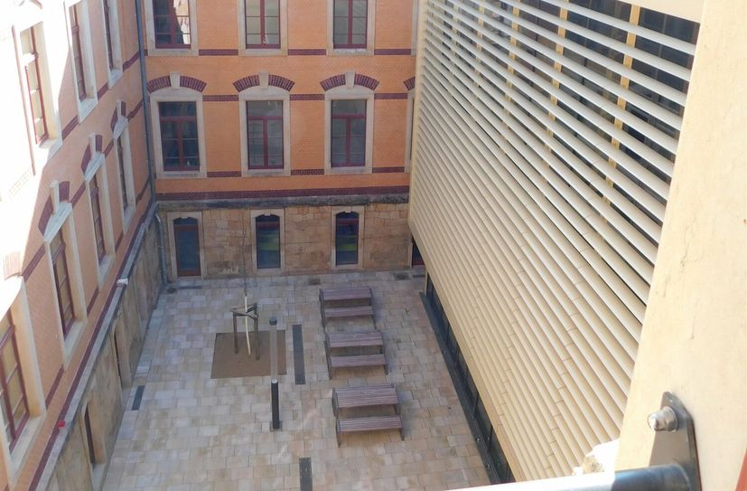 Ein Blick in den  Innenhof  des sanierten Baus.