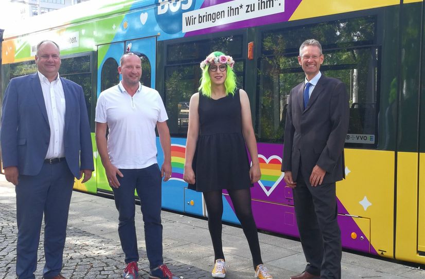 OB Dirk Hilbert, CSD-Vorstand Ronald Zenker, Drag-Queen Lara Liqueur und DVB-Vorstand Andreas Hemmersbach werben für den CSD.