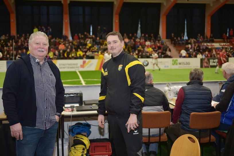 Die Jubiläumshallenturniere zum 100. Geburtstag haben bereits am 11. Januar begonnen. FSV-Präsident Herbert Tänze (links) und der Geschäftsstellenleiter des FSV Glückauf Marco Kloss, sind ständig in der Niederlausitzhalle präsent und fiebern schon dem 19. Januar, dem Traditionsturnier entgegen. Foto: Peter Aswendt
