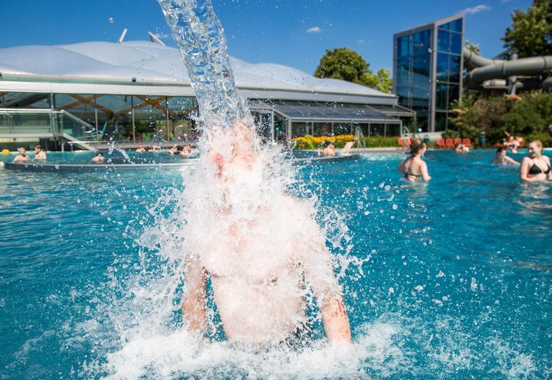 Das Freibad Arnholdbad hat bereits geöffnet, das Hallenbad soll ab Ende Juni wieder zur Verfügung stehen. Foto: Bäder GmbH