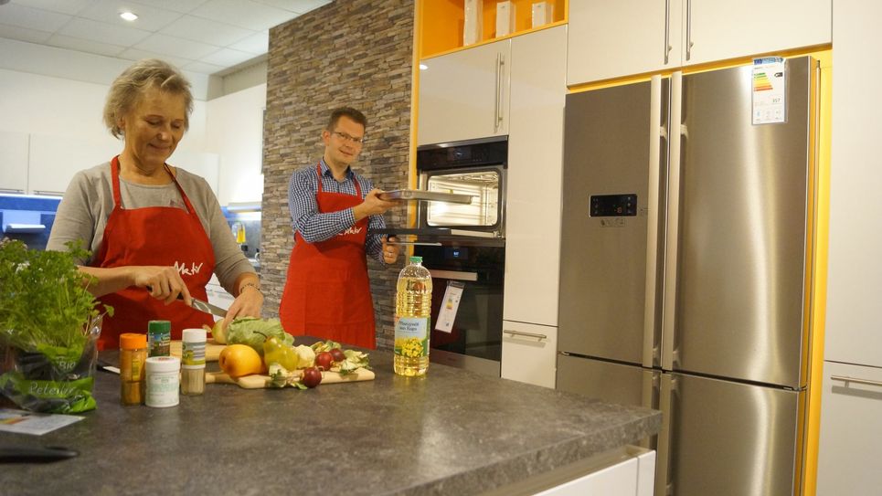 Kochen und backen machen in einer neuen, modernen Küche von Vetters Küche Aktiv GmbH viel mehr Spaß. Viel Glück bei unserem Gewinnspiel! Foto: Maul