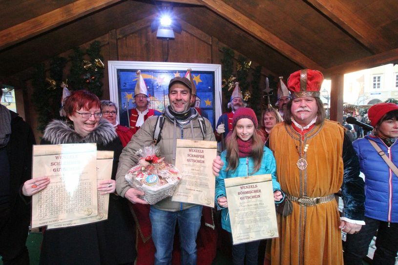 König Wenzel mit den Gewinnern der Weihnachtsrallye: Marie Saring, Michael Wolf und Sibylle May (v.r.n.l.). Fotos: Stadtverwaltung