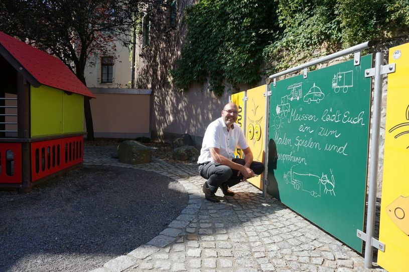 Oberbürgermeister Olaf Raschke gehört zu den ersten Nutzern der neuen Tafel am Postgäßchen. Foto: PM