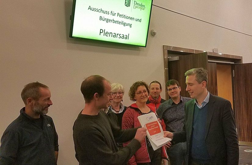 ADFC-Vorstandsmitglied Nils Larsen übergibt Baubürgermeister Stephan Kühn die Petition.