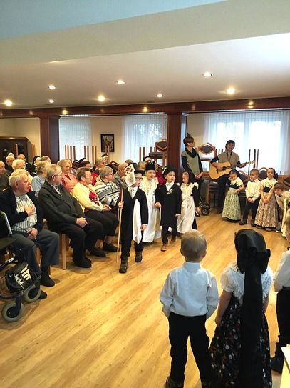 Die 4- bis 6-Jährigen aus dem Kindergarten des Christlich-Sozialen-Bildungswerk (CSB) kommen schon seit mehreren Jahren als Hochzeitsgesellschaft verkleidet in das Malteserstift Wittichenau. Fotos: Malteserstift St. Adalbert
