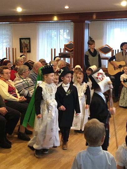 Die 4- bis 6-Jährigen aus dem Kindergarten des Christlich-Sozialen-Bildungswerk (CSB) kommen schon seit mehreren Jahren als Hochzeitsgesellschaft verkleidet in das Malteserstift Wittichenau. Fotos: Malteserstift St. Adalbert
