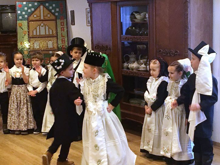 Die 4- bis 6-Jährigen aus dem Kindergarten des Christlich-Sozialen-Bildungswerk (CSB) kommen schon seit mehreren Jahren als Hochzeitsgesellschaft verkleidet in das Malteserstift Wittichenau. Fotos: Malteserstift St. Adalbert