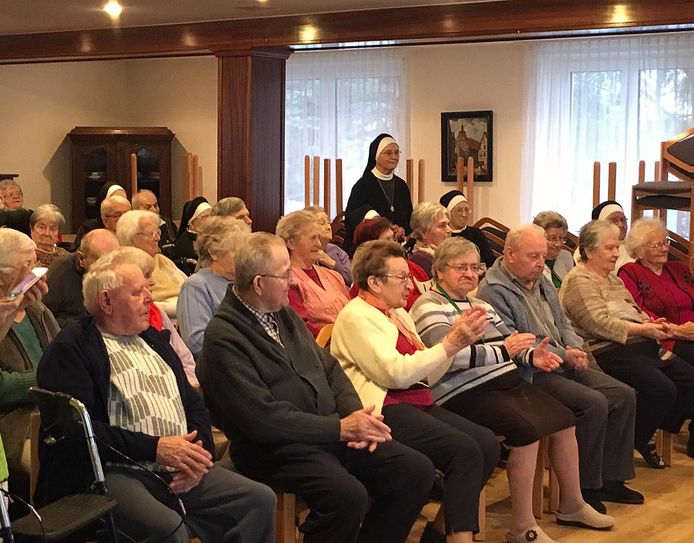 Die 4- bis 6-Jährigen aus dem Kindergarten des Christlich-Sozialen-Bildungswerk (CSB) kommen schon seit mehreren Jahren als Hochzeitsgesellschaft verkleidet in das Malteserstift Wittichenau. Fotos: Malteserstift St. Adalbert