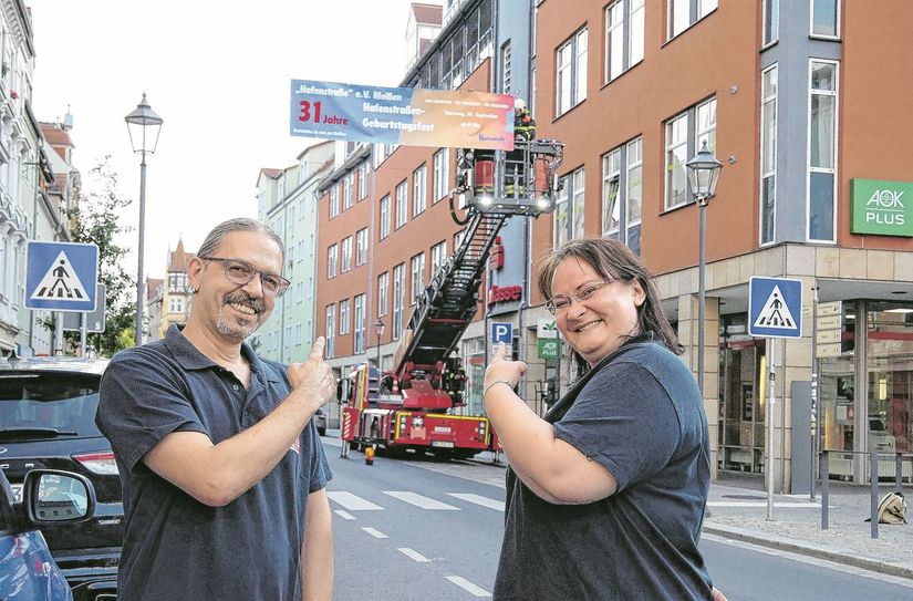 Giovanni Sieg-Teucher und Bianca Litricz "überwachen" die Arbeiten zur Bewerbung des Hafenstraße-Festes.