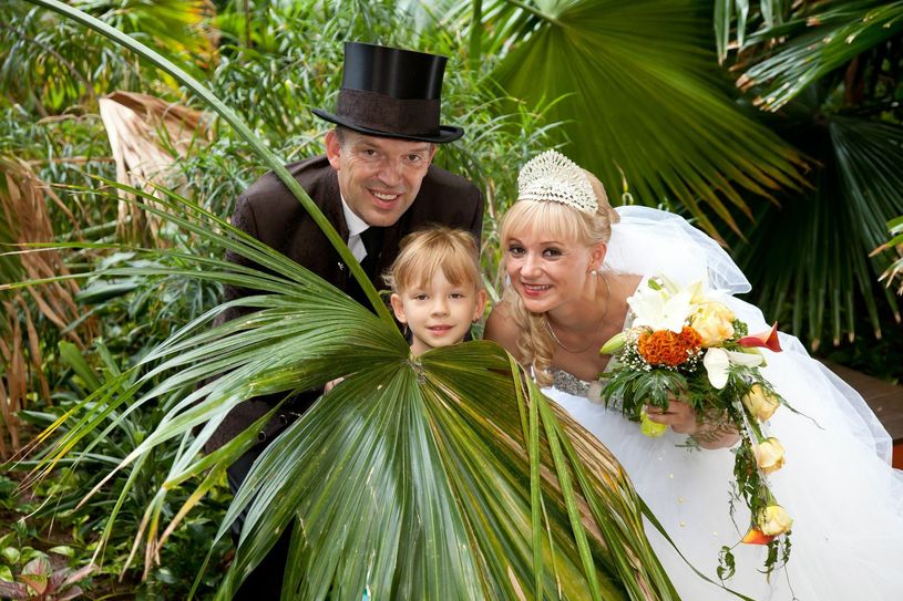 Das Foto mit Tochter Lucie entstand im Tropical Island, wo getreu dem Hochzeitsmotto „Prinzessin trifft Prinz unter Palmen“ die Hochzeit gefeiert wurde.