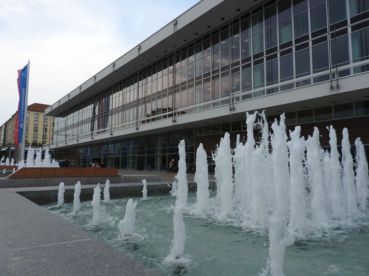 Die Wasserspiele vorm Kulturpalast dürfen noch eine Weile plätschern, sie gehen als letzte vom Netz . Foto: Pönisch