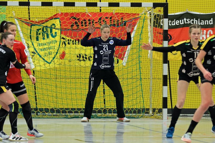 Ann Rammer wartet voll konzentriert auf den nächsten Wurf.
